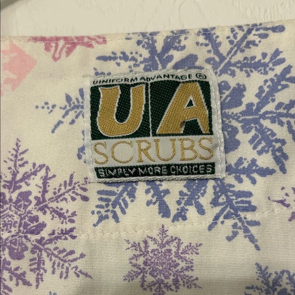 Uniform Advantage Winter Themed  V-Neck Scrub Top PTP 26” - Picture 3 of 6